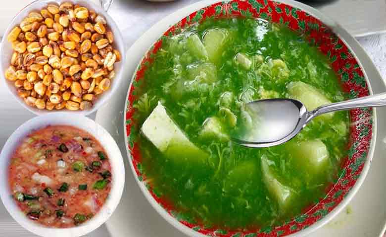 Caldo verde cajamarquino con hierbas y queso fresco